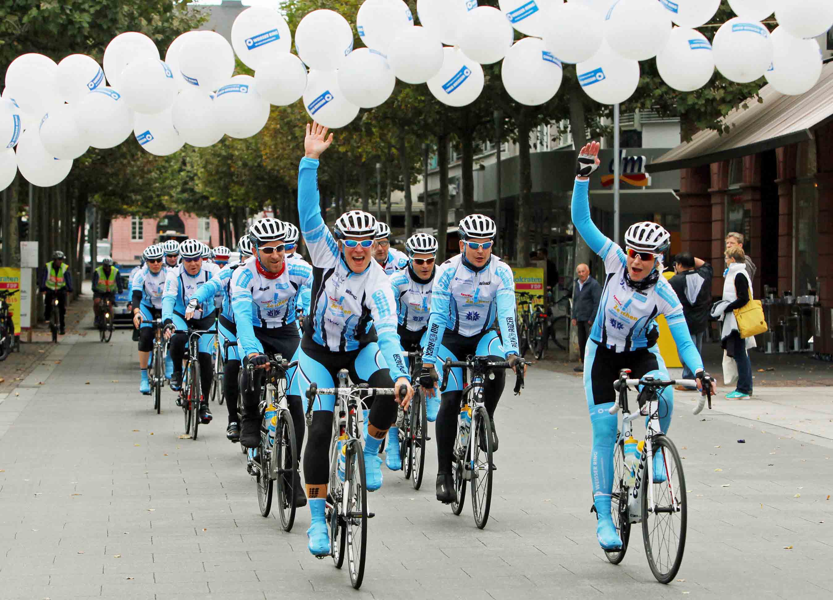 News - Central: Etappenziel erreicht: Das Radsportteam des WEISSEN RINGS ist in Mainz angekommen. Das Team tourt durch Deutschland, um auf die Situation von Kriminalittsopfern aufmerksam zu machen. Foto: WEISSER RING / Michael Bellaire